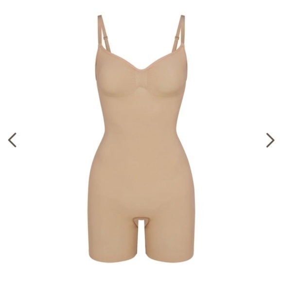 SKIMS SEAMLESS SCUPLT MID THIGH BODYSUIT CLAY BEIGE SMALL